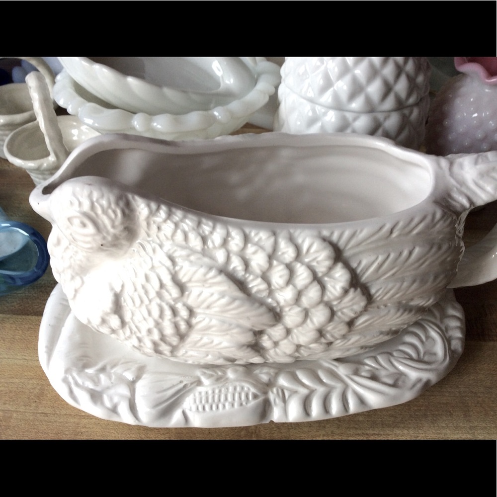 Style eyes gravy boat and under plate